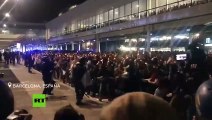 Continúan enfrentamientos en el aeropuerto de Barcelona