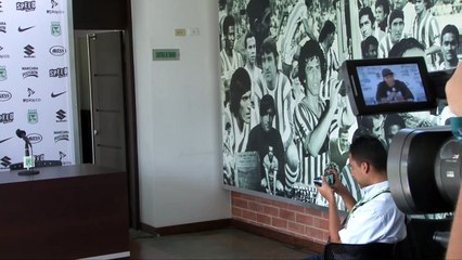 Video herunterladen: 01-03-18 Cuando va a jugar Camilo Zuniga el jugador responde entre risas