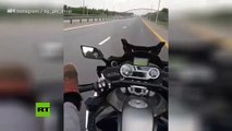 Un 'youtuber' se graba manejando su moto y muere horas después en un accidente