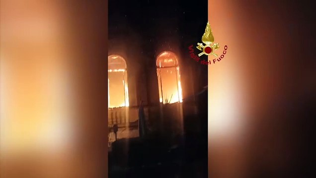 Fiamme nella notte, incendio al Kursaal. Il video dei vigili del fuoco