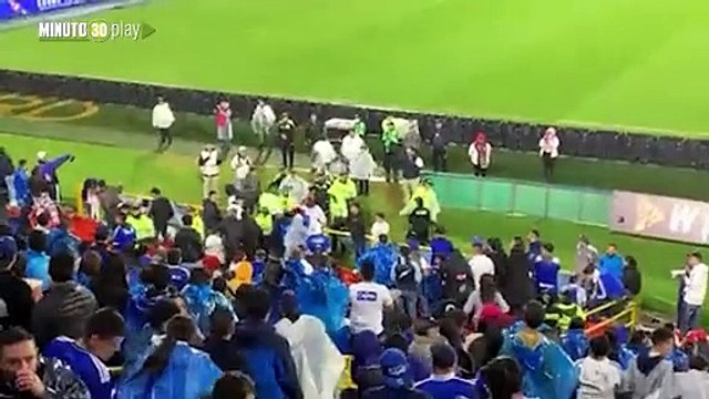 Hinchas de Millonarios insultan a niño hincha porque su padre recibió camiseta de Águilas Doradas