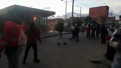 Encapuchados lanzaron bombas molotov a CAI con policías