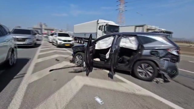 영동고속도로 분기점에서 차량 3대 추돌...4명 경상 / YTN