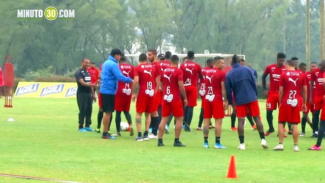 El presidente del Deportivo Independiente Medellín, Jairo Vélez, lideró la despedida del entrenador Aldo Bobadilla, quien este lunes acordó la salida del equipo