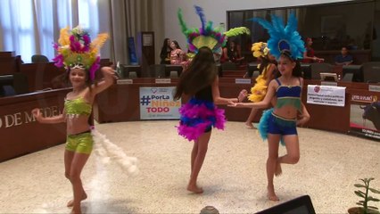 01-08-17-por-sus-25-anos-de-labores-la-academia-show-dance-recibio-la-orden-al-merito-don-juan-del-corral