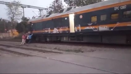 दम लगा के हईशा... लोगों ने ट्रेन को धक्का देकर पहुंचाया स्टेशन, Video देखकर आप भी हो जाएंगे हैरान