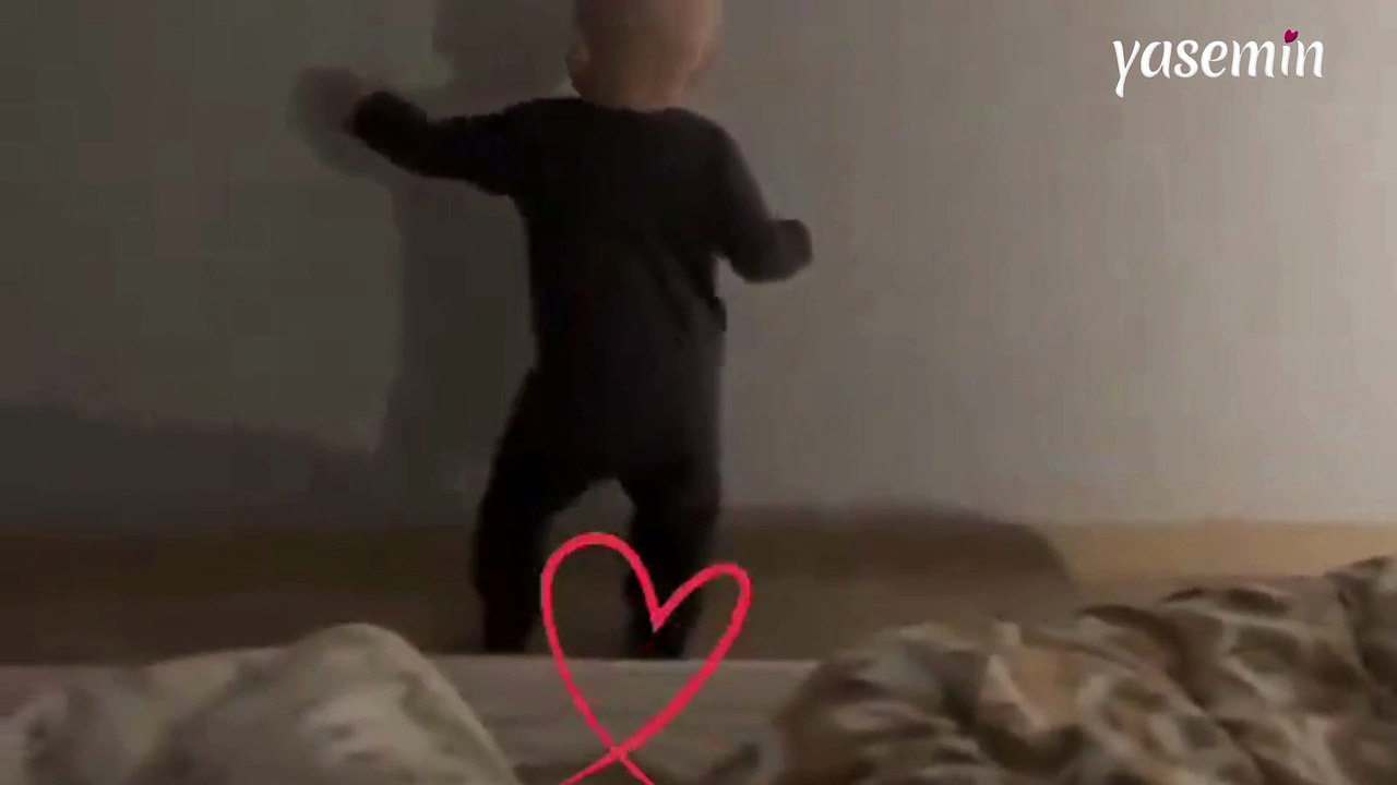 Kendi gölgesiyle oynayan bebek yüzleri gülümsetti!