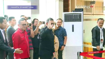 Télécharger la video: Penampakan TPN Ganjar-Mahfud Bawa Tumpukan Berkas saat Daftar Gugatan Hasil Pilpres ke MK