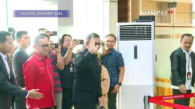 Penampakan TPN Ganjar-Mahfud Bawa Tumpukan Berkas saat Daftar Gugatan Hasil Pilpres ke MK