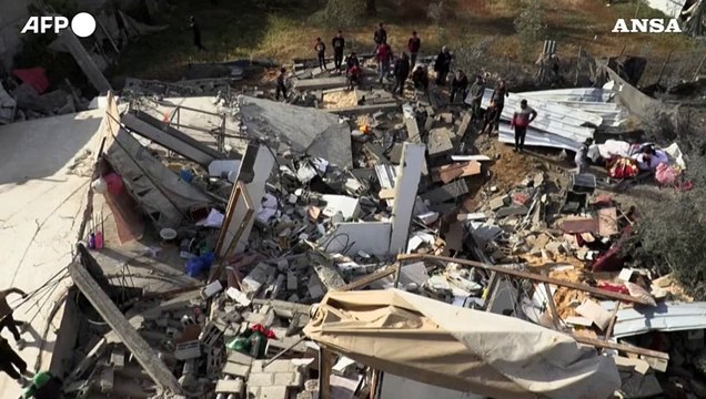 Rafah, palestinesi fra le macerie di un edificio dopo un attacco israeliano