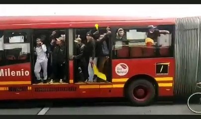28-05-2021 Manifestantes robaron un bus de Transmilenio en Bogotá