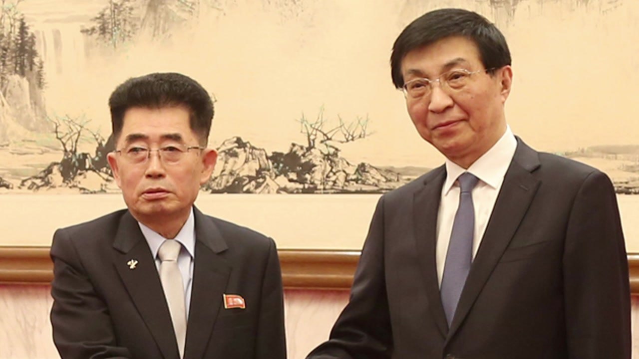 北 노동당 부장, 중국서 왕후닝 만나 양국 협력 논의 / YTN