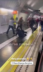 Vean la paliza de unos jóvenes magrebíes en el metro de Barcelona