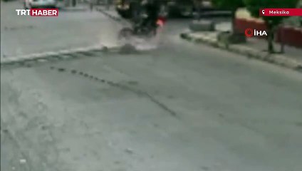 Üzerine elektrik direği düşen motosiklet sürücüsü öldü