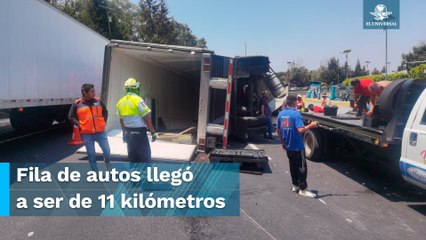 Caos, desesperación y enojo el resultado de una volcadura de un tráiler en La pera