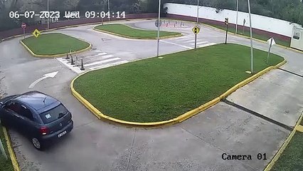 Exame de condução de mulher de 65 anos termina com carro capotado