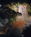 Rompimento de adutora abre cratera em rua na região Centro-Sul de BH