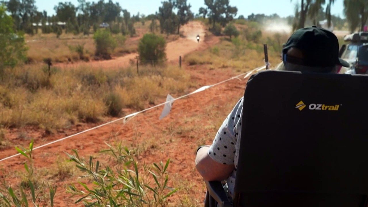 Thousands gather in Alice Springs for Finke Desert Race
