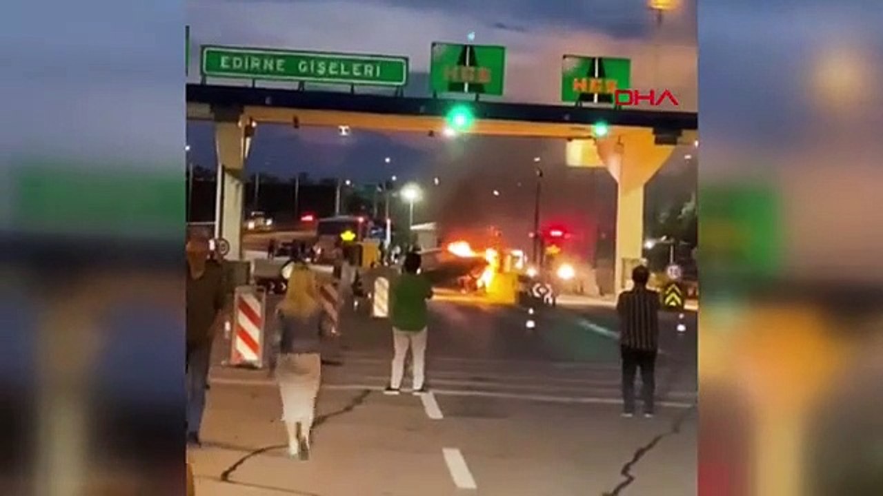 La voiture, qui est sortie du contrôle du conducteur ivre à Edirne, a heurté le poste de péage et a pris feu.