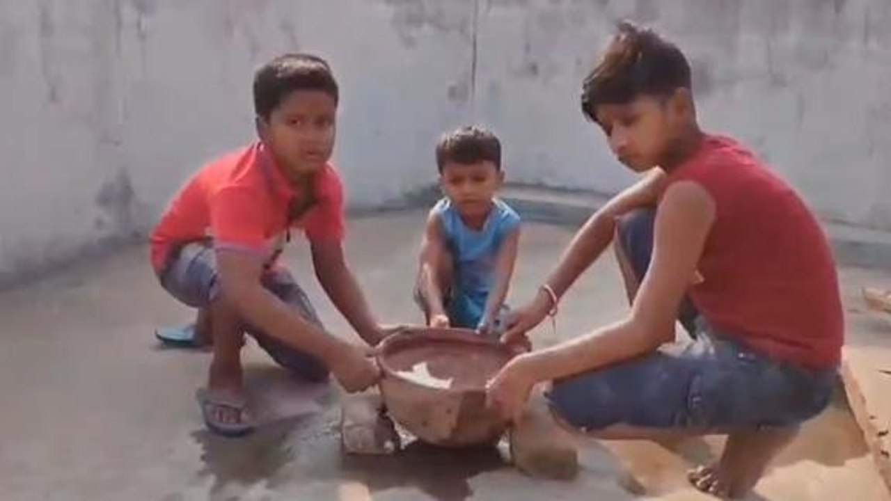 बांका: गर्मी की तपिश को देख छोटे-छोटे बच्चे भी पक्षियों की प्यास बुझाने लगे, देखें रिपोर्ट