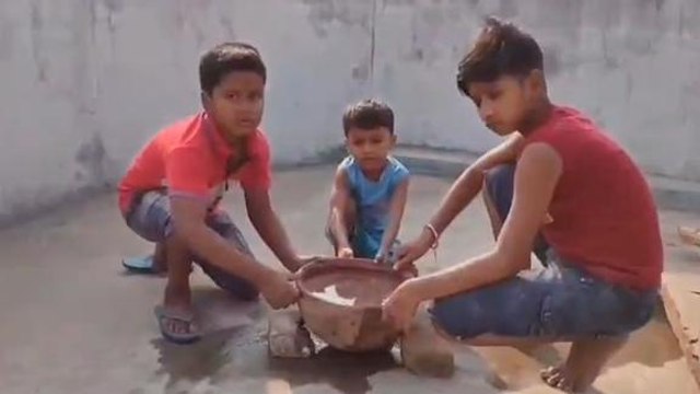 बांका: गर्मी की तपिश को देख छोटे-छोटे बच्चे भी पक्षियों की प्यास बुझाने लगे, देखें रिपोर्ट