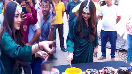 Tejasswi Prakash ने पैपराजी और फैन्स के साथ बर्थ पर काटा केक