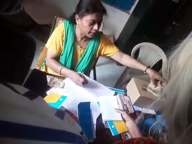 முதியோர் உதவித்தொகை; தலைக்கு 50 ரூபாய் - கறாராக கேட்டு வாங்கும் பெண் ஊழியர்