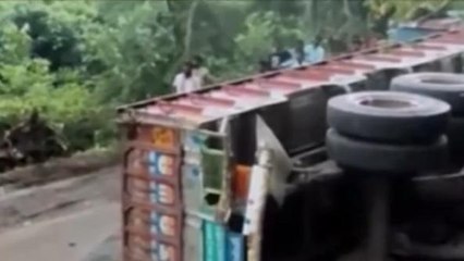 सीधी: छुहिया घाटी में हुआ हादसा,तेज रफ्तार ट्रक पलटा,देखें ये बड़ी खबर