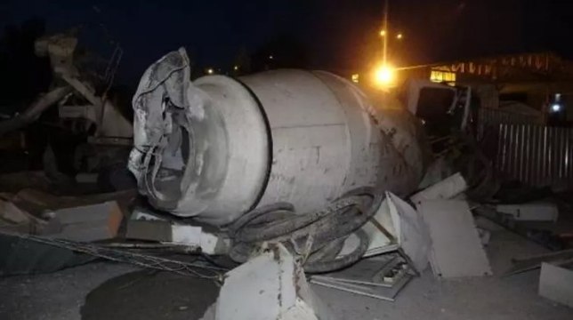 İzmir'de kontrolden çıkan beton mikseri 15 metre yüksekten inşaat sahasına uçtu