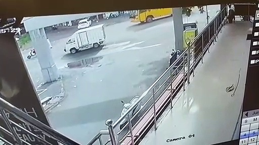 சாலையை கடந்த முதியவர் மீது லாரி மோதி சம்பவ இடத்திலேயே பலி; சிசிடிவி காட்சி வெளியாகி பரபரப்பு