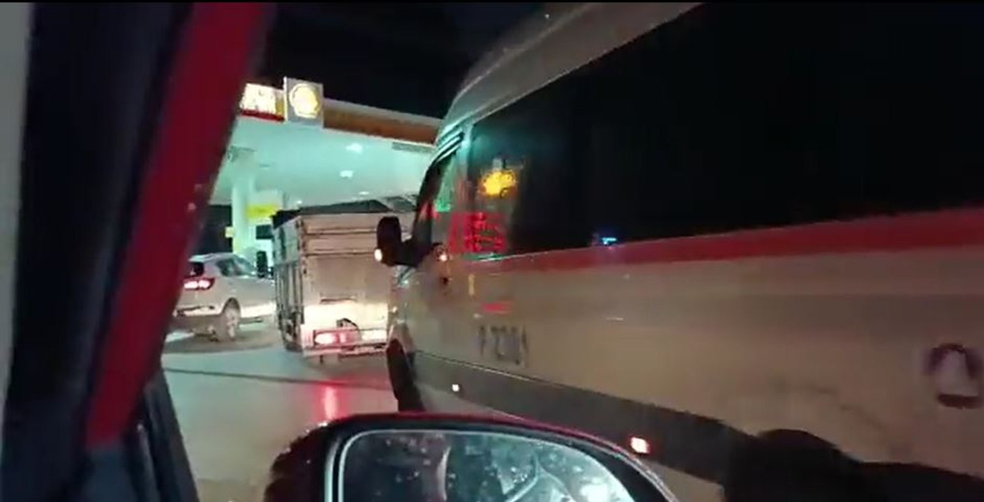 Vatandaş akaryakıt zamlarına karşı tepkisini dombra müziği ile gösterdi