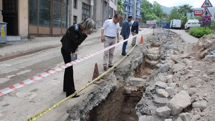 Doğal gaz hattı çalışmalarında Roma dönemine ait sütunlu yol ile su yolu bulundu