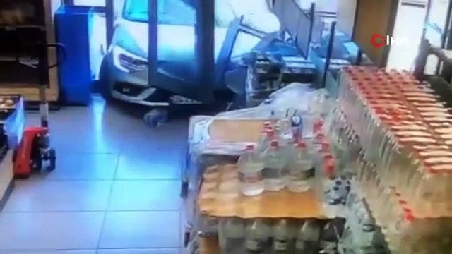 Otomobil markete daldı, o anlar saniye saniye güvenlik kamerasına yansıdı