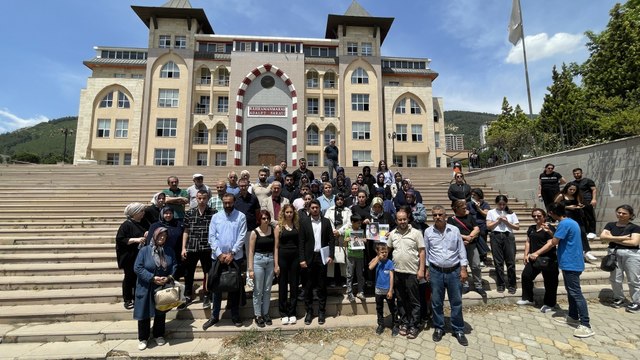 Ebrar Sitesi sakinleri ile yakınları Kahramanmaraş Adliyesi önünde adalet çağrısında bulundu