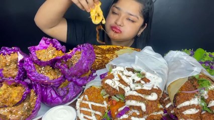 Video herunterladen: Mukbang Spicy Black Bean Noodles, Spicy Mutton With Purple Cabbage, Kfc chicken wrap, green salad