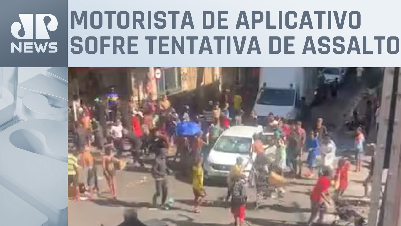 Carro é destruído por usuários de drogas na Cracolândia