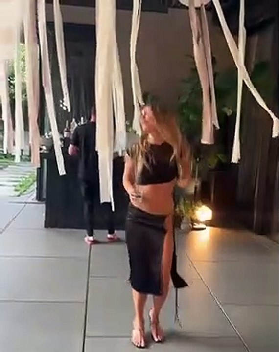 Partide kendinden geçen süper model Bar Rafaeli'nin iç çamaşırı göründü