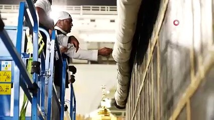 Zarar veriliyordu: Kabe örtüsü 3 metre yukarı kaldırıldı!