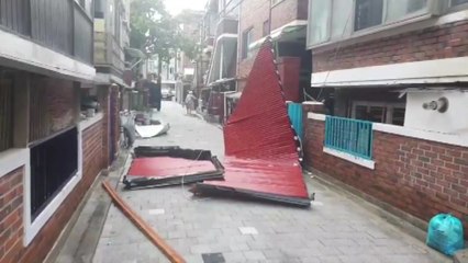 강풍·폭우에 옥탑방 지붕 구조물 추락 / YTN