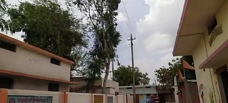 तेज हवा चलने पर हाईटेंशन लाइन से टकरा रहे पेड़, घरों के आसपास गिर रही चिंगारी
