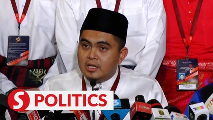 Télécharger la video: Umno Youth chief: We're not forcing DAP to apologise