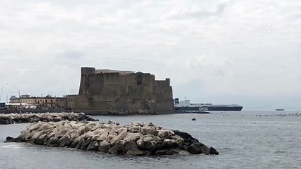 İtalyan özel kuvvetleri tarafından kaçak göçmenlerden kurtarılan Türk gemisi Napoli'de