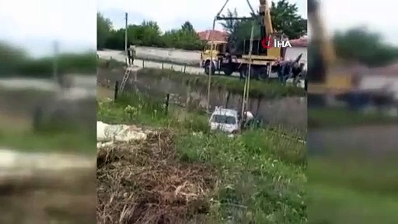 Bariyerleri aşan otomobil dereye uçtu