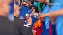 Dev final öncesi Pep Guardiola, Manchester City ve Galatasaray formalarını böyle imzaladı