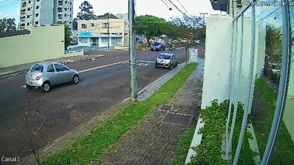 Veja o momento da colisão entre moto e S10 na Rua da Bandeira