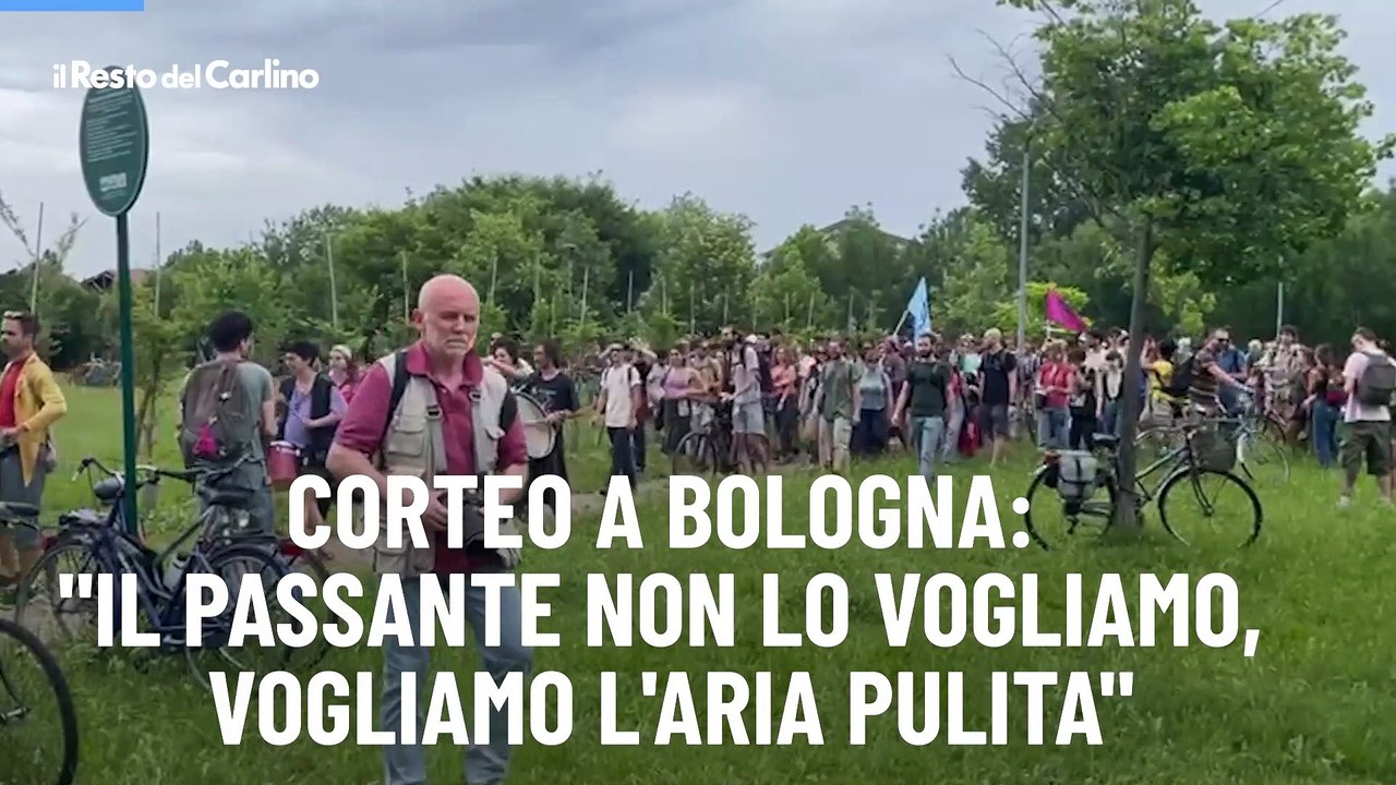 Corteo a Bologna: "Il Passante non lo vogliamo, vogliamo l'aria pulita"