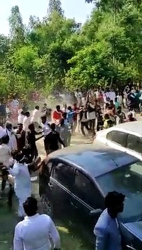 वीडियो में देखे : डीजे पर डांस करने के लिए बारातियों से भिड़े बाराती, जमकर चले लाठी डंडे और पत्थर