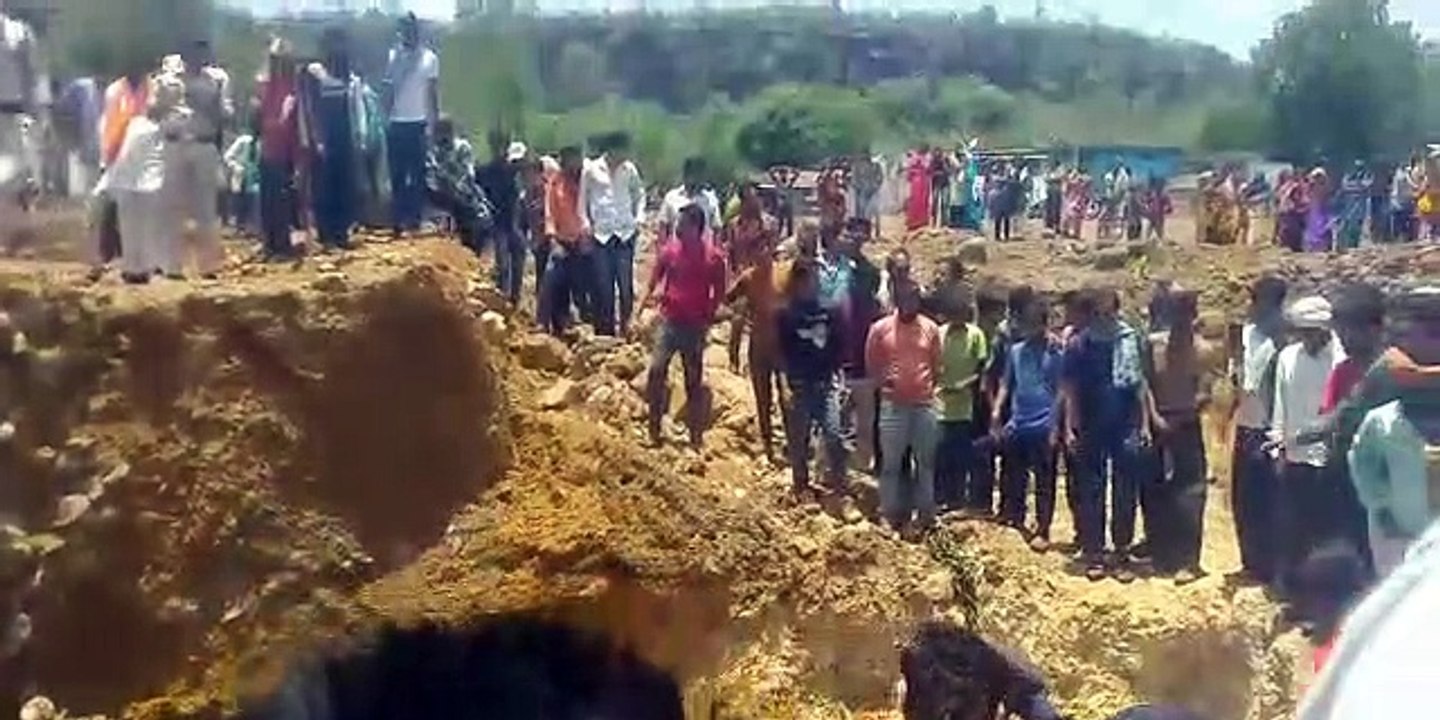 मिट्टी धंसने से 4 महिलाएं दबी 2 की मौत, 2 घायल
