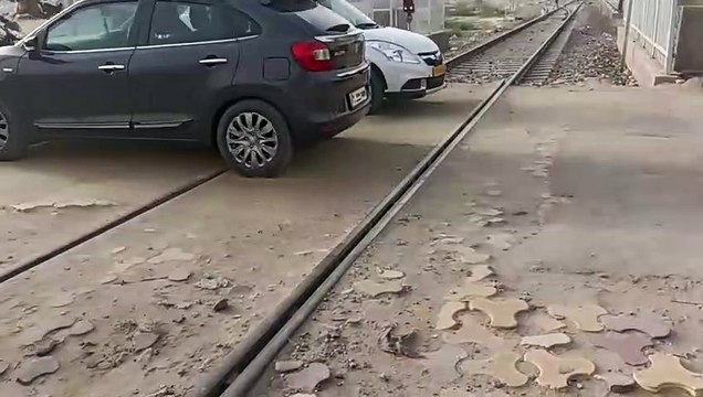 रेलवे ट्रैक की मरम्मत क्या हुई...फाटक बन गया परेशानी का सबब!