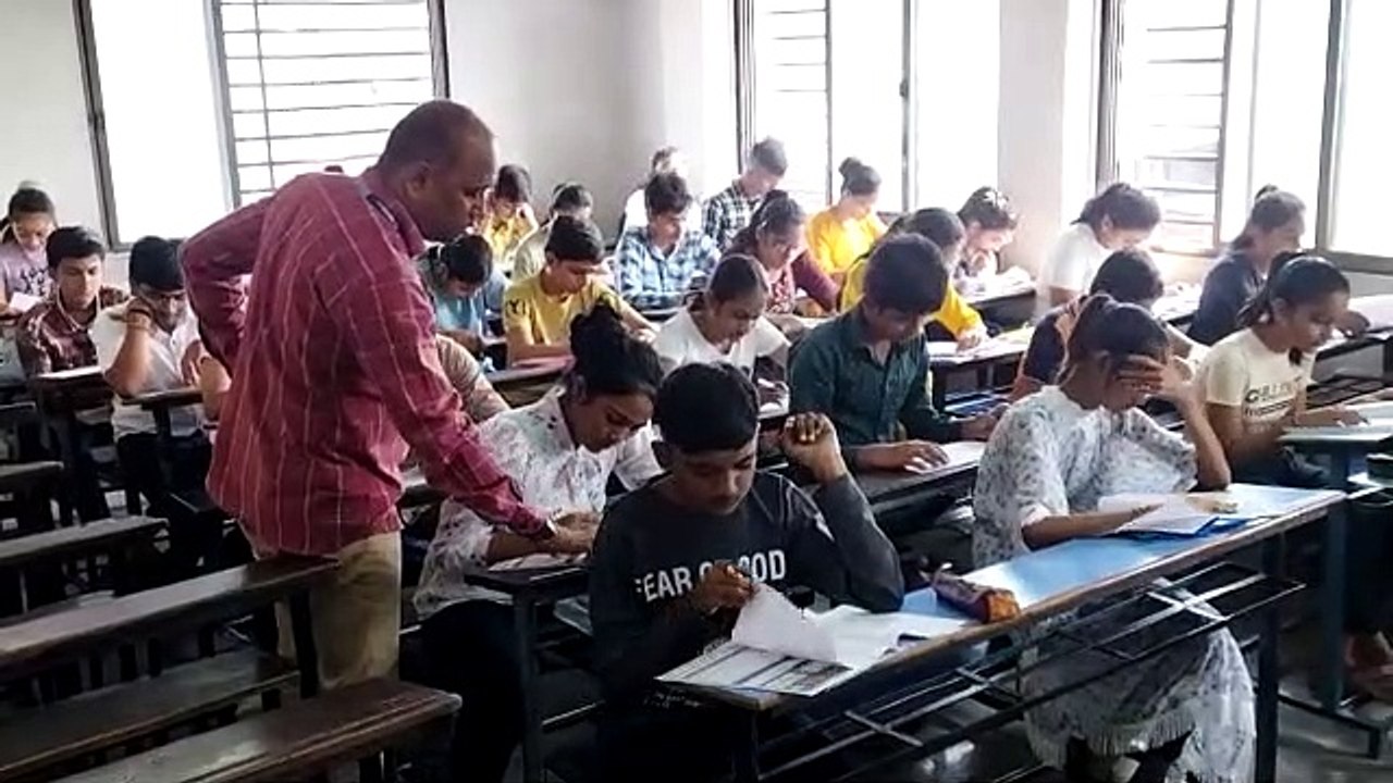 SURAT VIDEO : 10वीं विज्ञान में 2.37 लाख और गणित में 1.97 लाख विद्यार्थी हुए फेल